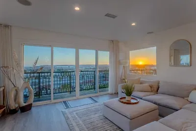 Modern 5BR Oasis - City Views, Gym & Gated Parking - image 68 of 109