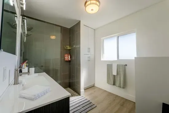 Upstairs full bathroom