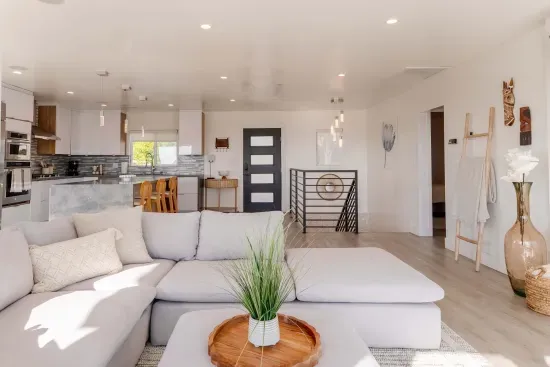 Modern 5BR Oasis - City Views, Gym & Gated Parking