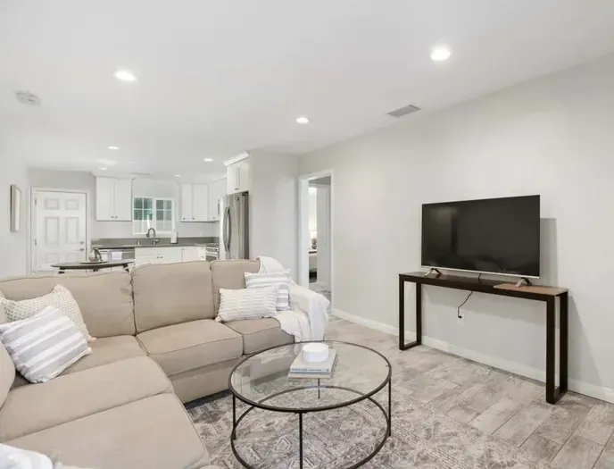 3 Bed 2 Bath Beautiful Imperial Beach Home - image 9 of 28