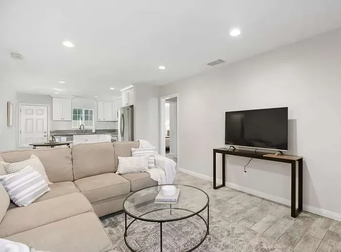 3 Bed 2 Bath Beautiful Imperial Beach Home - image 11 of 28