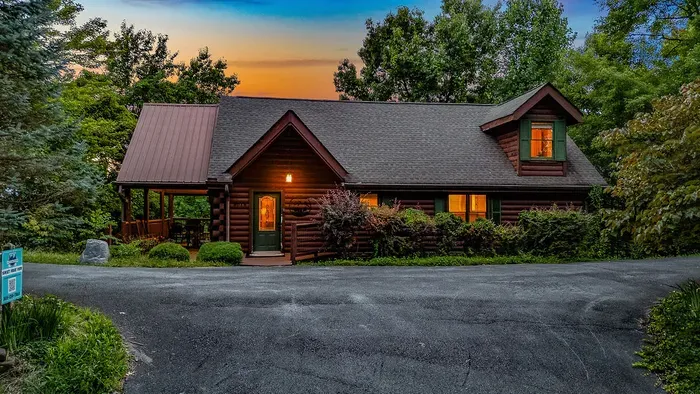 Cozy log cabin retreat with wooded privacy and a welcoming porch