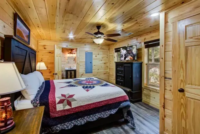 Beautiful cabin with upgraded decor and king
Beds 