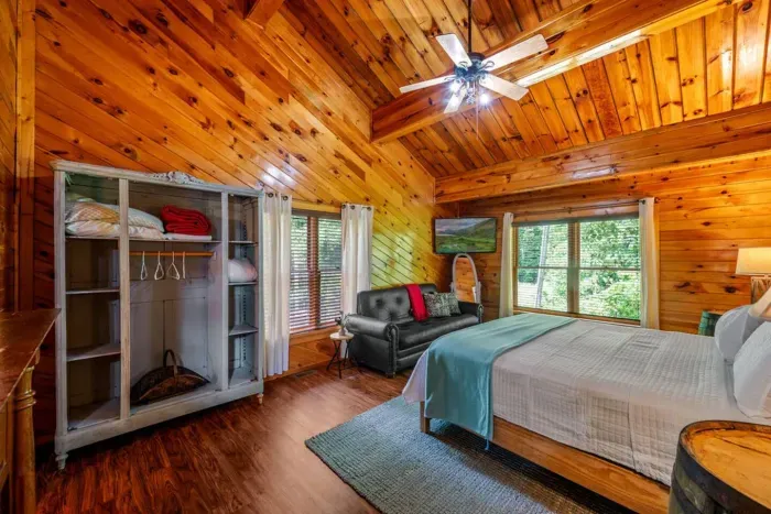 Bedroom 2 with ensuite bathroom, king bed, oak barrels and TV