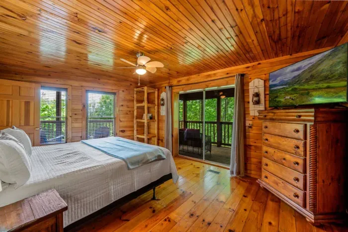 Streaming TV and spacious room 