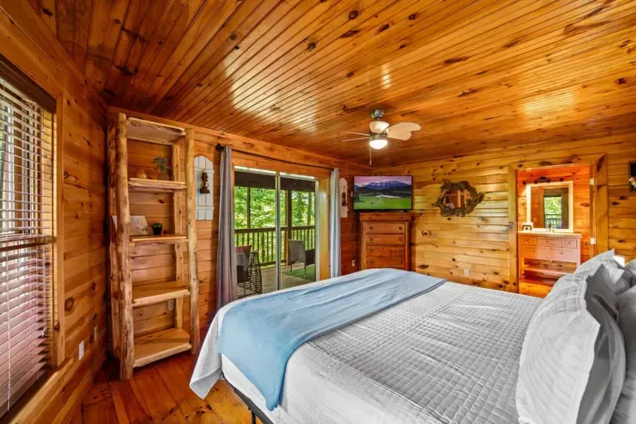 Bedroom 3 with ensuite bathroom, king bed, private deck access!