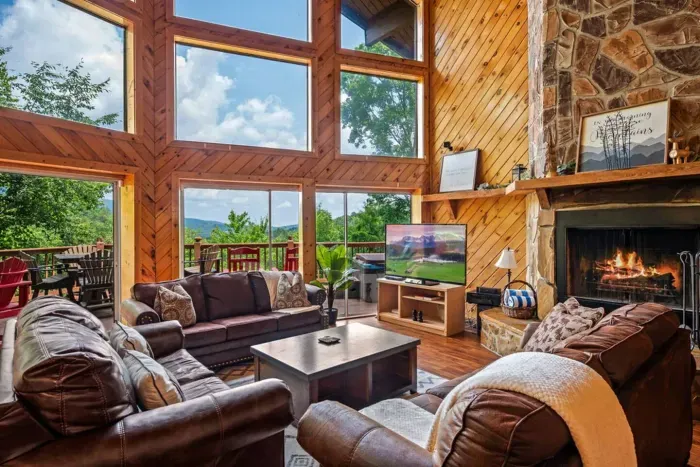 Stacked stone fireplace, overstuffed sofas, private deck, smoky mountain charm 