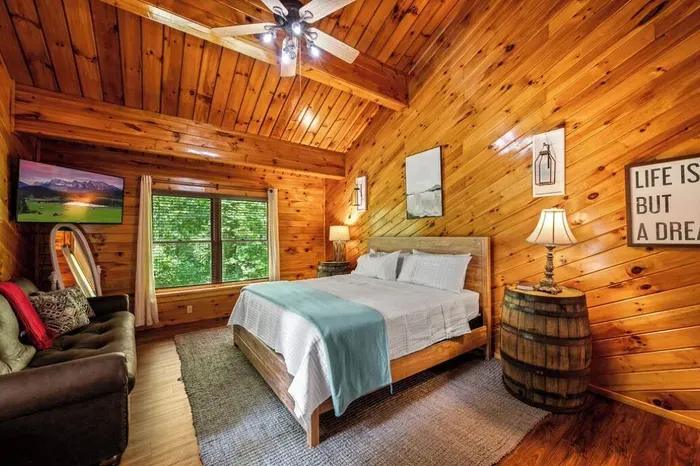 Second master bedroom with ensuite bathroom