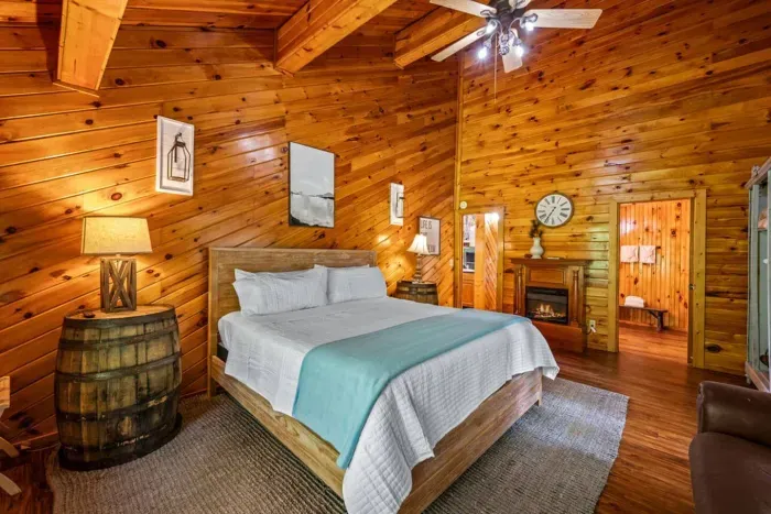 Vaulted ceiling, light, and comfort 