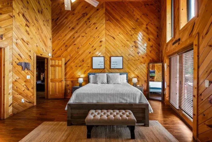 Vaulted ceiling, views, ensuite bathroom