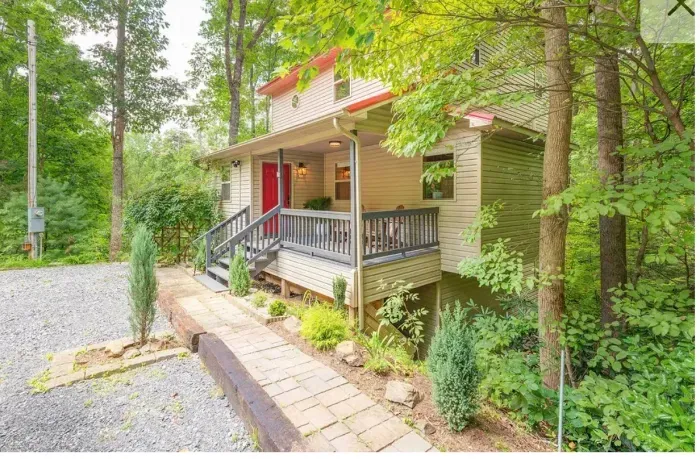 Charming woodland cabin with covered porch and serene privacy