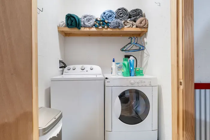 Convenient in-unit washer/dryer with shelf storage and fresh towels