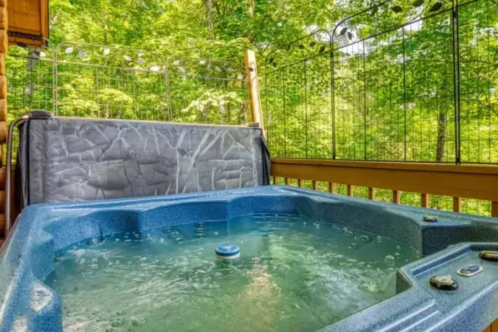 Covered hot tub with amazing views 