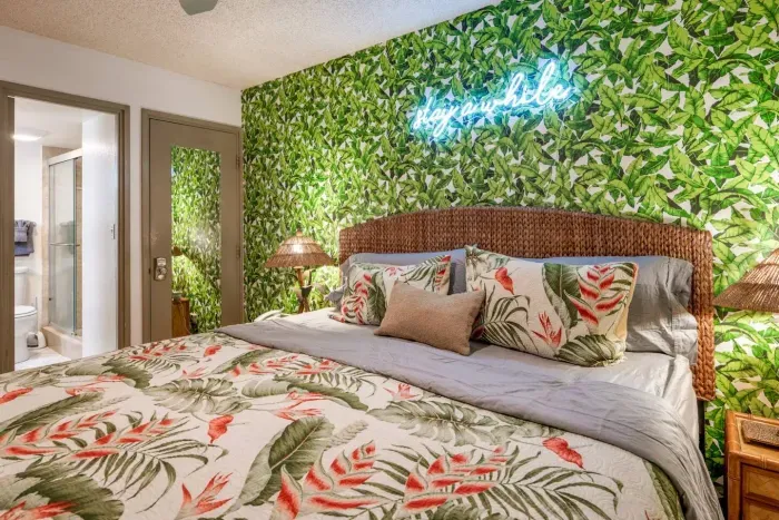 King size bed with in room air conditioning and en suite bathroom 