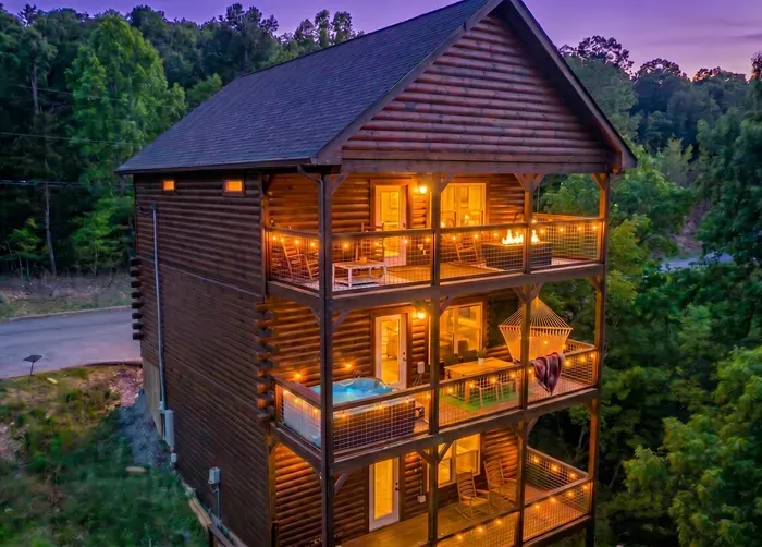 Four-story log cabin with hot tub, fire table & forest views