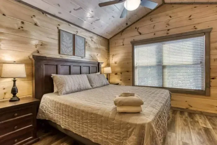 Upgraded cabin decor and king bed