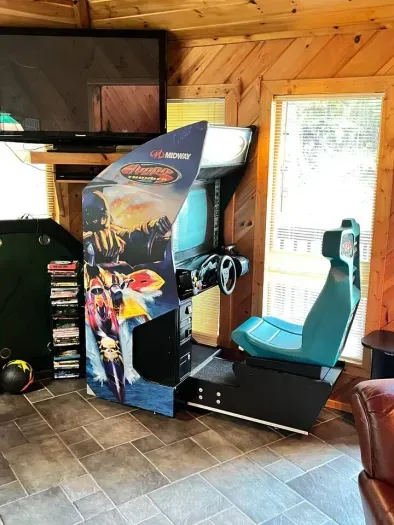 Rare and very fun Hydro Thunder racing game. Recently restored. 