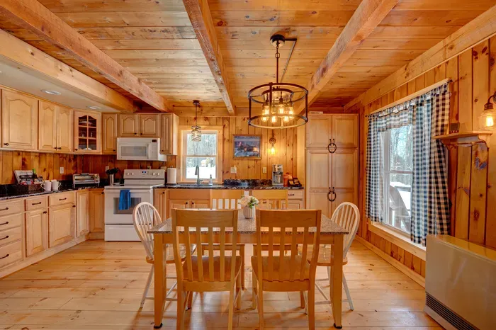 Gather around the table for slow breakfasts, heartwarming meals, game night and moments that bring everyone closer.