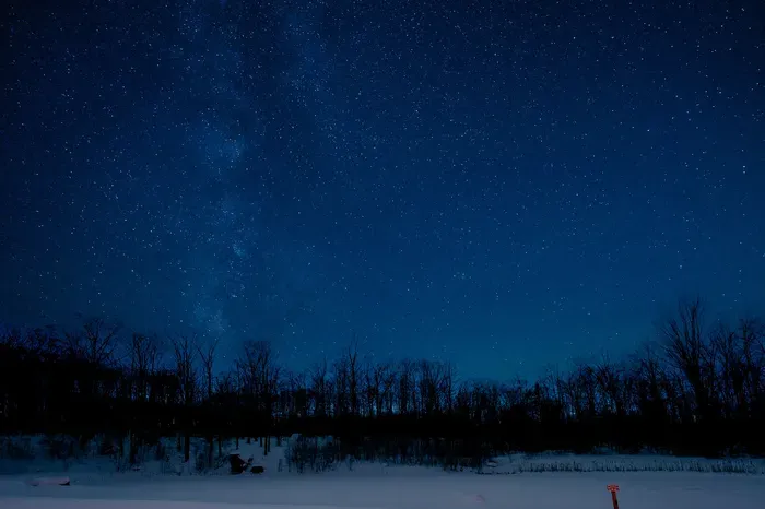 Breathtaking starry skies over the pond—perfect for stargazing wrapped in a warm blanket.