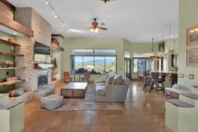 Unique-Hot Tub, Pool, Speakeasy & Secret Golf Room