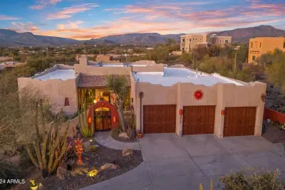 Unique-Hot Tub, Pool, Speakeasy & Secret Golf Room