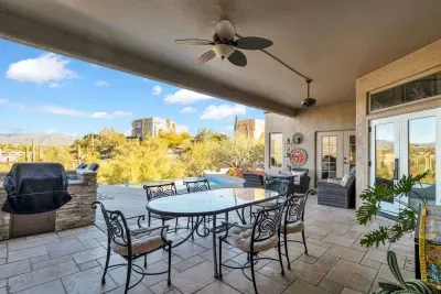 Unique-Hot Tub, Pool, Speakeasy & Secret Golf Room