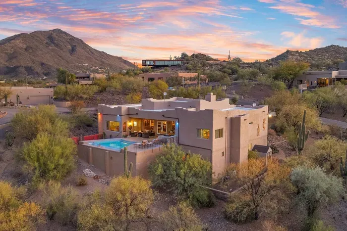 Unique-Hot Tub, Pool, Speakeasy & Secret Golf Room
