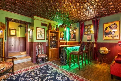 Unique-Hot Tub, Pool, Speakeasy & Secret Golf Room