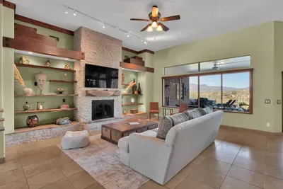 Unique-Hot Tub, Pool, Speakeasy & Secret Golf Room