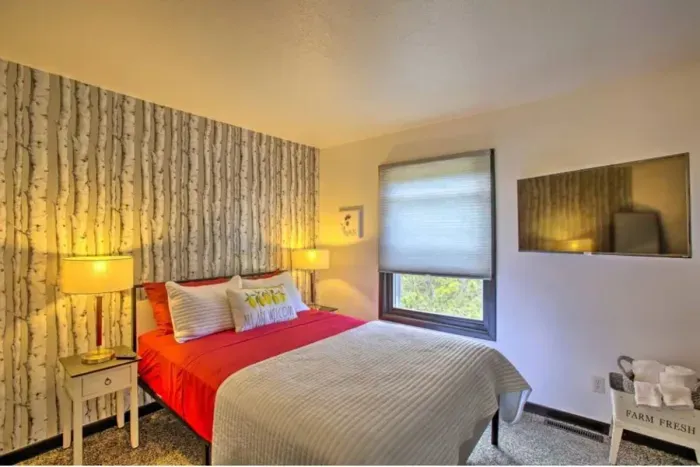 Bedroom 2 | Queen Bed | Upper Level - Hog Heaven Side