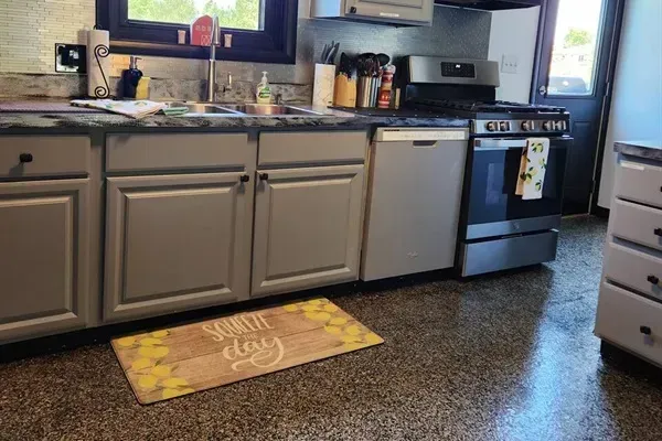 Hog Heaven Kitchen | Bosch Dishwasher | Natural Gas Oven Range