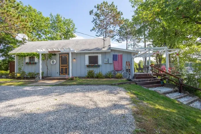 Slice-of-Heaven TC  | Spa Retreat | Silver Lake Cottage House Steps to Lake