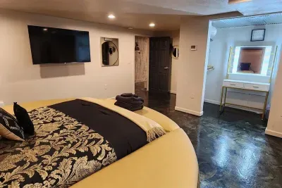 Queen 4 - Luxor Gold Lower Level Bedroom
