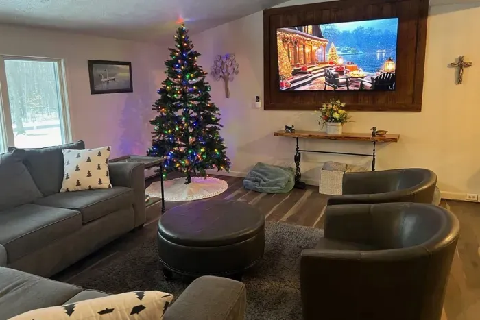 Lake Ann Lodge | Adventure North Vacation Rentals | Celebrate Family Christmas Gatherings | Nov | Dec | Jan