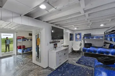 Star Trek Bunk Room  Desk Area | Smart TV Viewing | Full Lower Bunks | Twin Upper Bunks + 2 Sets Twin Bunks | Sleeps 10