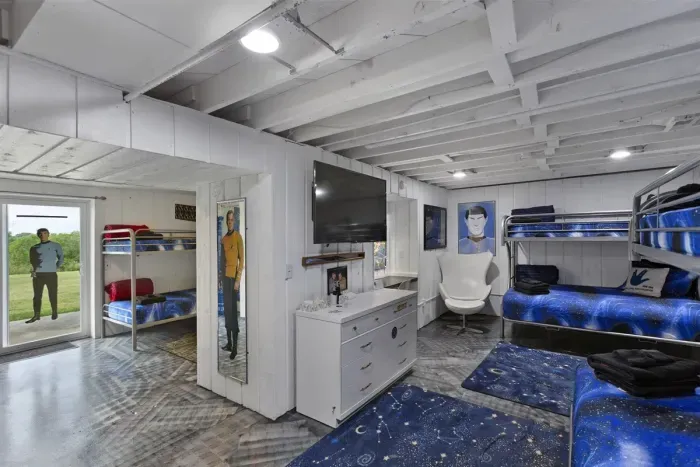 Star Trek Bunk Room  Desk Area | Smart TV Viewing | Full Lower Bunks | Twin Upper Bunks + 2 Sets Twin Bunks | Sleeps 10