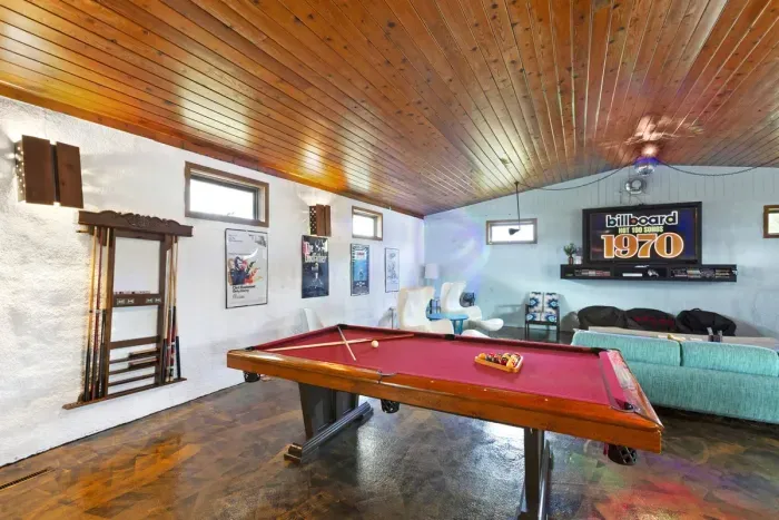 Main House Grand Game Room | Ping-pong Table | Foosball | Air Hockey | Pool Table | Darts | Ring-hook | Kids Play Area | Arcade Games | 2- Smart TV's | XBox | Movie Chairs | Hot Tub (4-6 ppl)