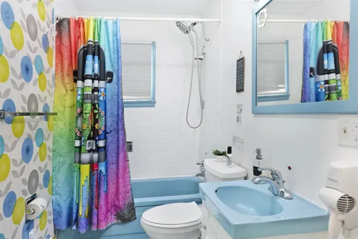 Blue Green Flower Pops Bathroom | Main Floor Bedroom Wing, adjacent to Marsha Brady Queen Bedroom & across the hall from Laugh-in Queen Bedroom & Charlie's Angels Twin Trundle bedroom