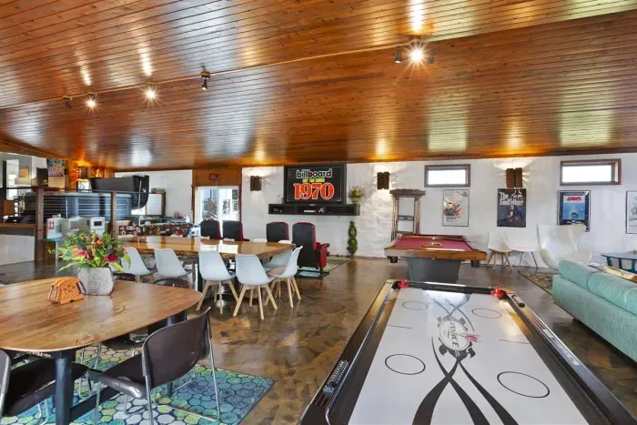 Main House Grand Game Room | Ping-pong Table | Foosball | Air Hockey | Pool Table | Darts | Ring-hook | Kids Play Area | Arcade Games | 2- Smart TV's | XBox | Movie Chairs | Hot Tub (4-6 ppl)