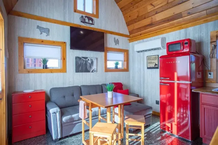 Tiny House | Dine in or bistro on BBQ grill just steps to outdoor courtyard patio.
