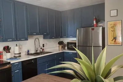 Traverse City Bungalow - This "spa retreat" home has a fully equipped kitchen with Stainless Glass Cook Top and Electric Oven, Dishwasher, Microwave, Stainless Refrigerator, Keurig Combo single & full pot coffee maker & k-cups starter supply!