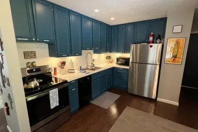 Traverse City Bungalow - This "spa retreat" home has a fully equipped kitchen with Stainless Glass Cook Top and Electric Oven, Dishwasher, Microwave, Stainless Refrigerator, Keurig Combo single & full pot coffee maker & k-cups starter supply!