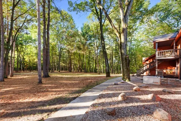 Hall Creek Lodge | Back Yard | Exterior Stairs | Back Patio Seating