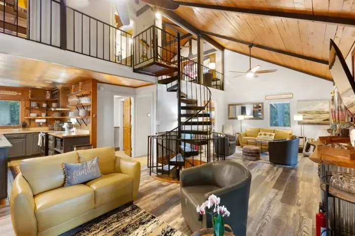 Hall Creek Lodge | Main Living Room | Spiral Stairs | Smart TV