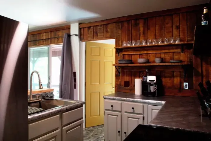 Hall Creek Lodge | Guest House Sleeps (4) |  Kitchen | Full Size Fridge | Range | Oven |  see rules for Guest House inclusion