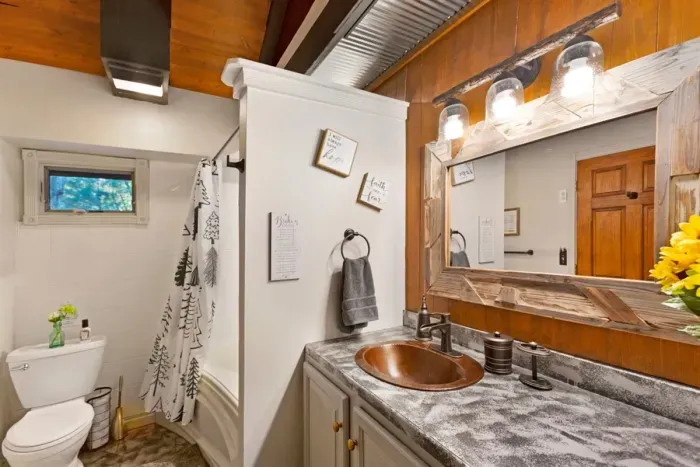 Upper Level | Pine Bedroom Suite | Jacuzzi Tub | Shower