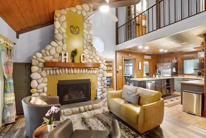 Hall Creek Lodge | Main Living Room Gas Fireplace | Open Kitchen Access
