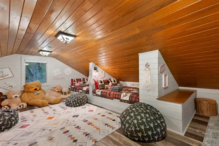 Bunk Room Queen Built-ins