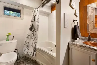 Upper Level | Pine Bedroom Suite | Jacuzzi Tub | Shower