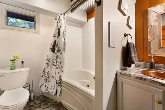 Upper Level | Pine Bedroom Suite | Jacuzzi Tub | Shower